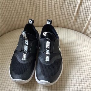 Nike sneakers size 12.5 black barely worn boys or girls